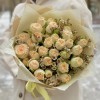 9 кустовых пионовидных роз Саммер с шамелациумом